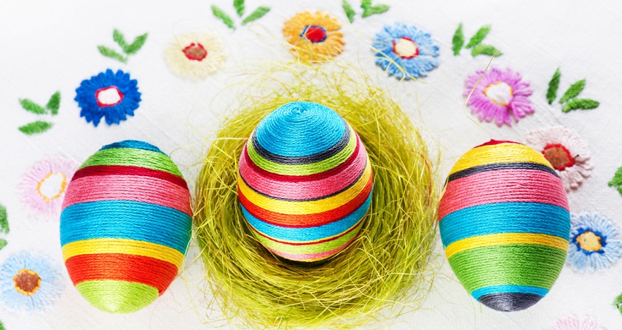 Decorazione di uova di Pasqua con filo da ricamo