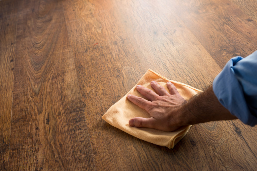 ¿Cómo limpiar las tablas del suelo de la cocina?