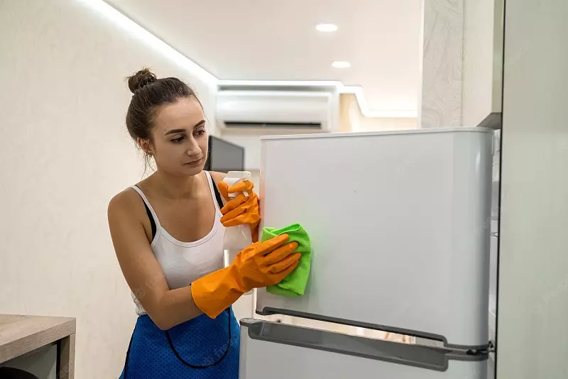 How to clean a refrigerator with vinegar?