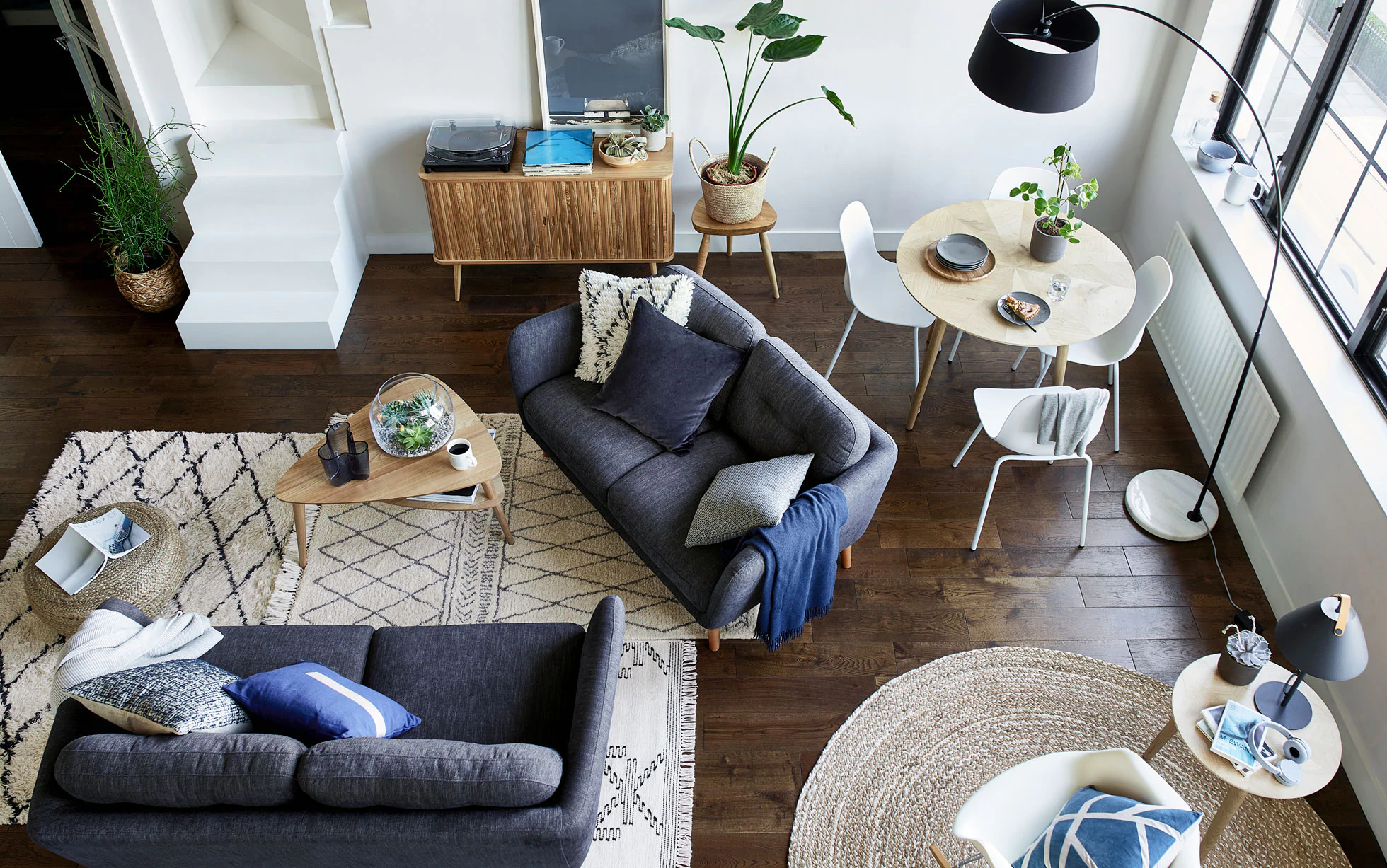 How to furnish a living room? Remember about the size