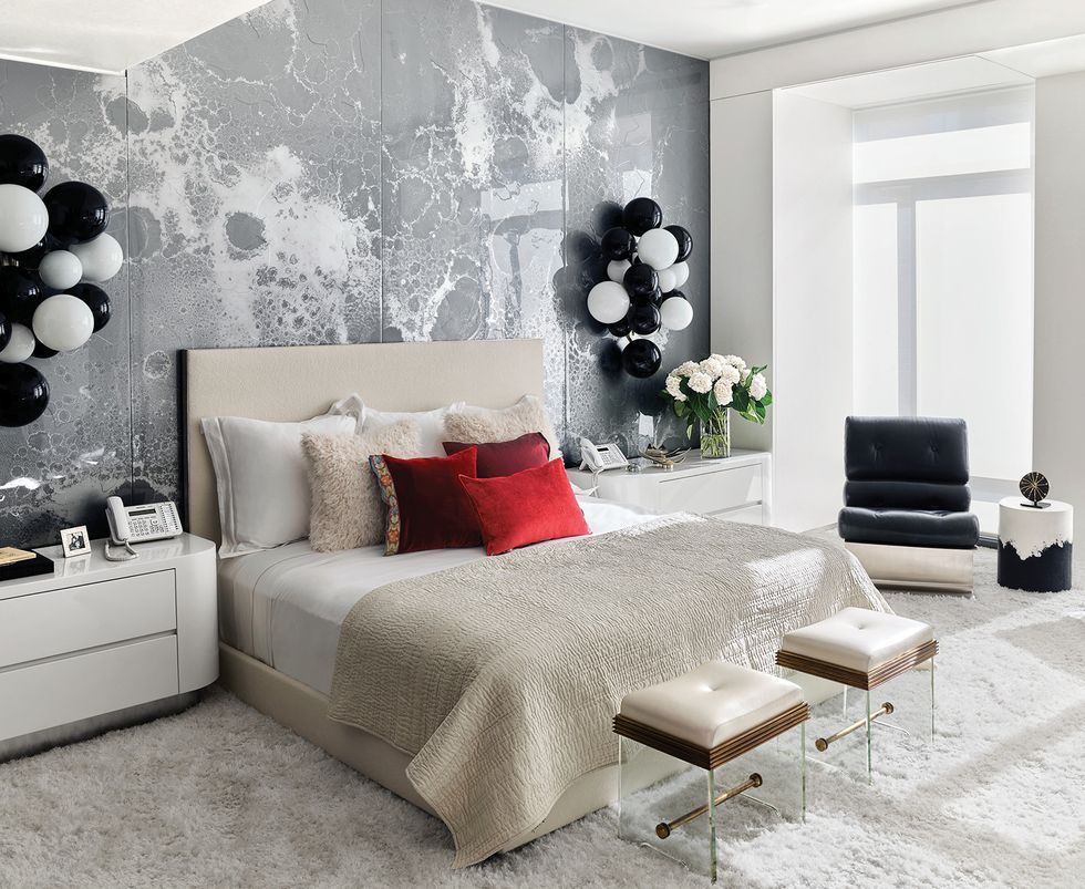 Design moderno della camera da letto - luce con una parete grigia