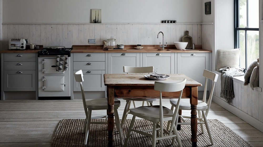 A classic and calm country kitchen