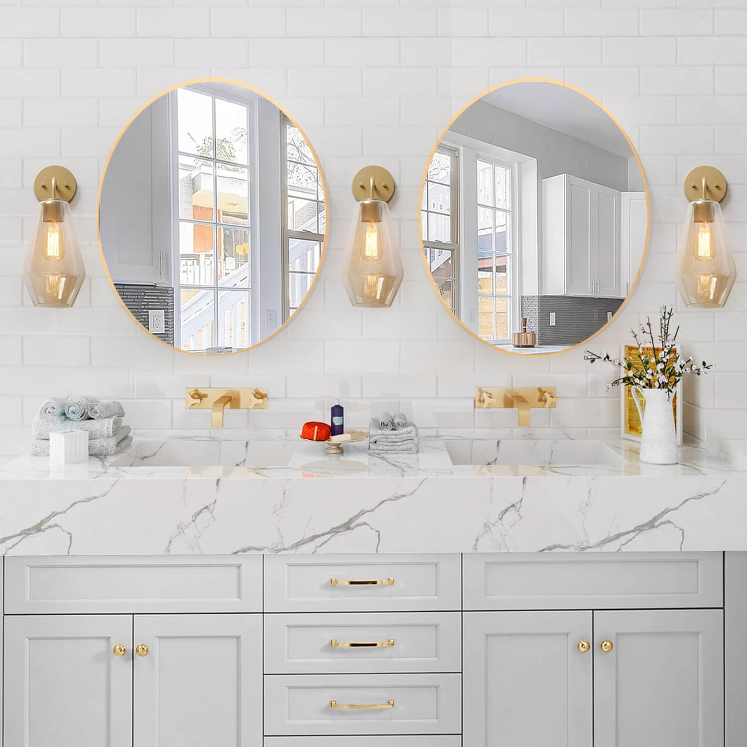Szara łazienka ze złotymi elementami - styl i elegancja