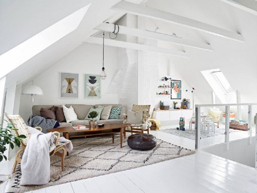 Ein Wohnzimmer auf dem Dachboden - weiß und minimalistisch