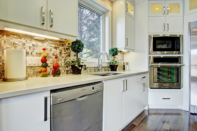 Cocina, comedor y sala de estar - los azulejos de piedra son una buena elección