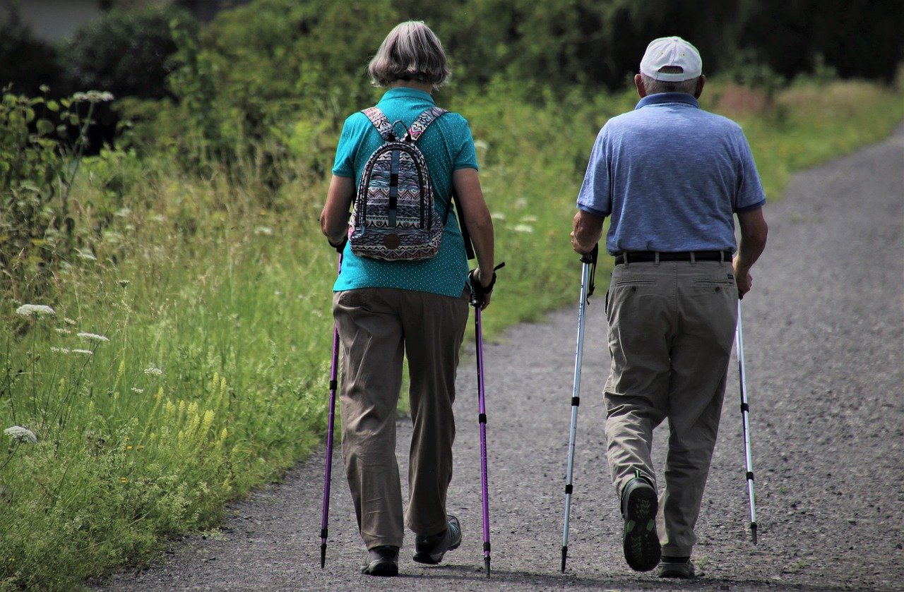 Ein Geschenk für Großeltern, die aktiv sind - Nordic Walking Stöcke