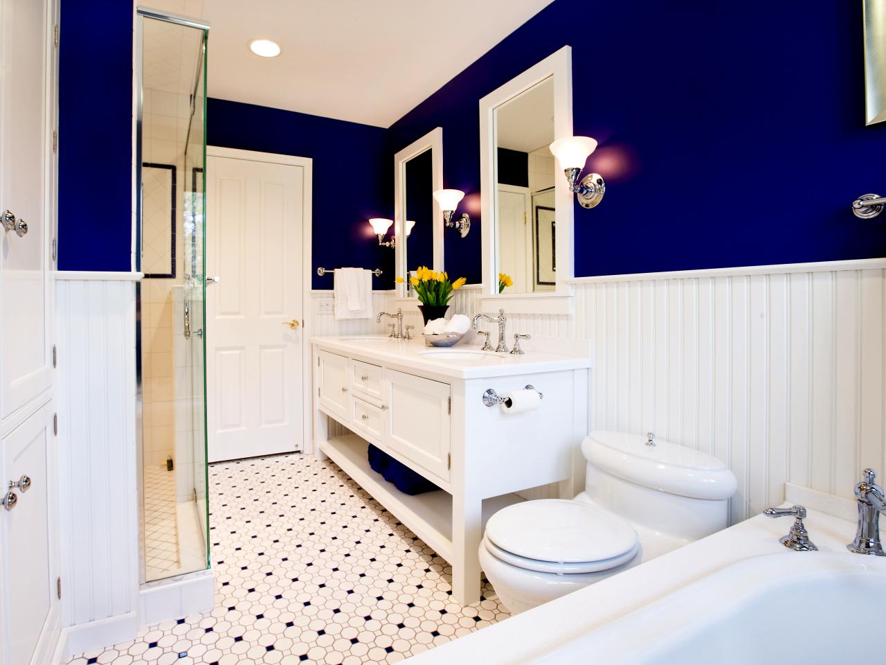 Azul cobalto en el baño: un interior con clase