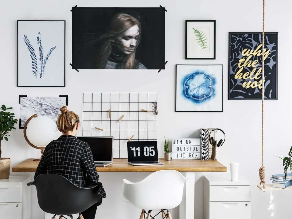 Un home office femminile - uno spazio luminoso e pulito