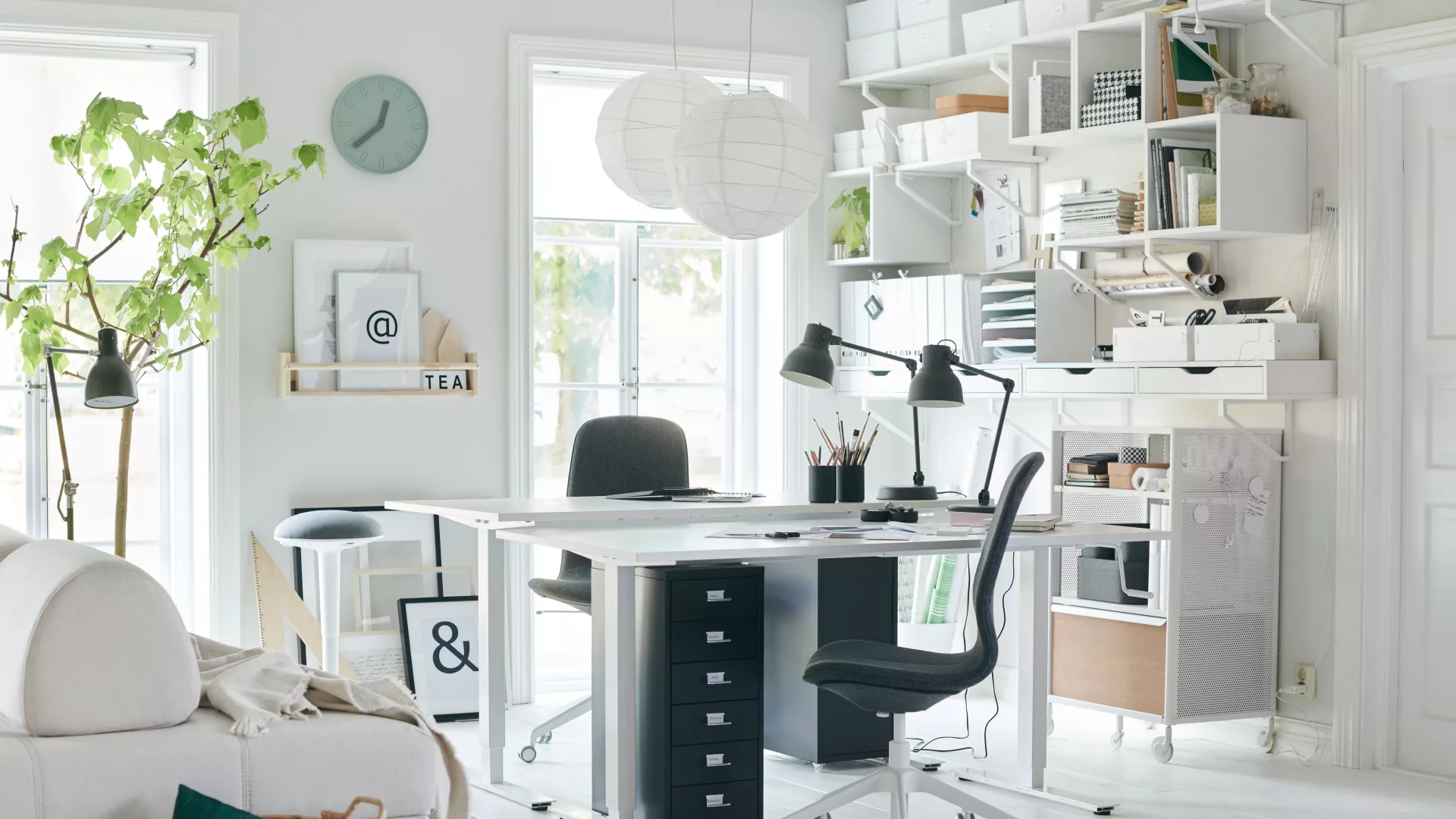 Diseño de oficina en casa brillante femenino