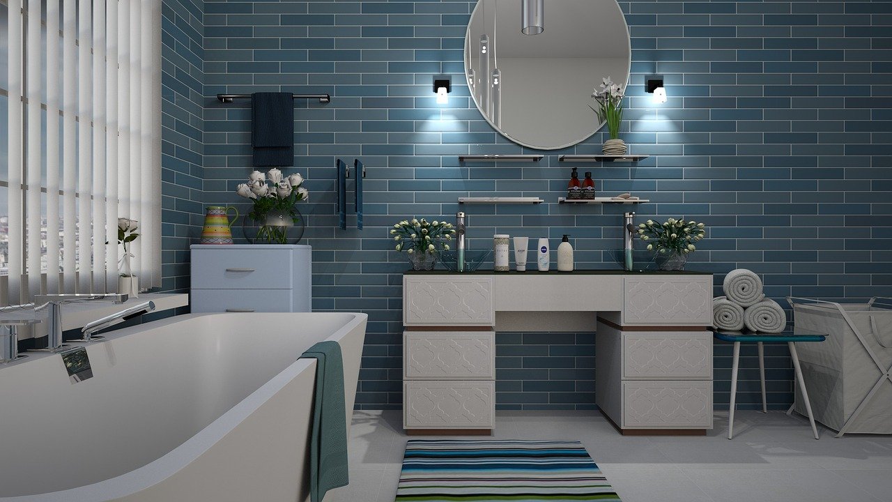 Salle de bain bleu indigo - le succès de la décoration intérieure de 2021