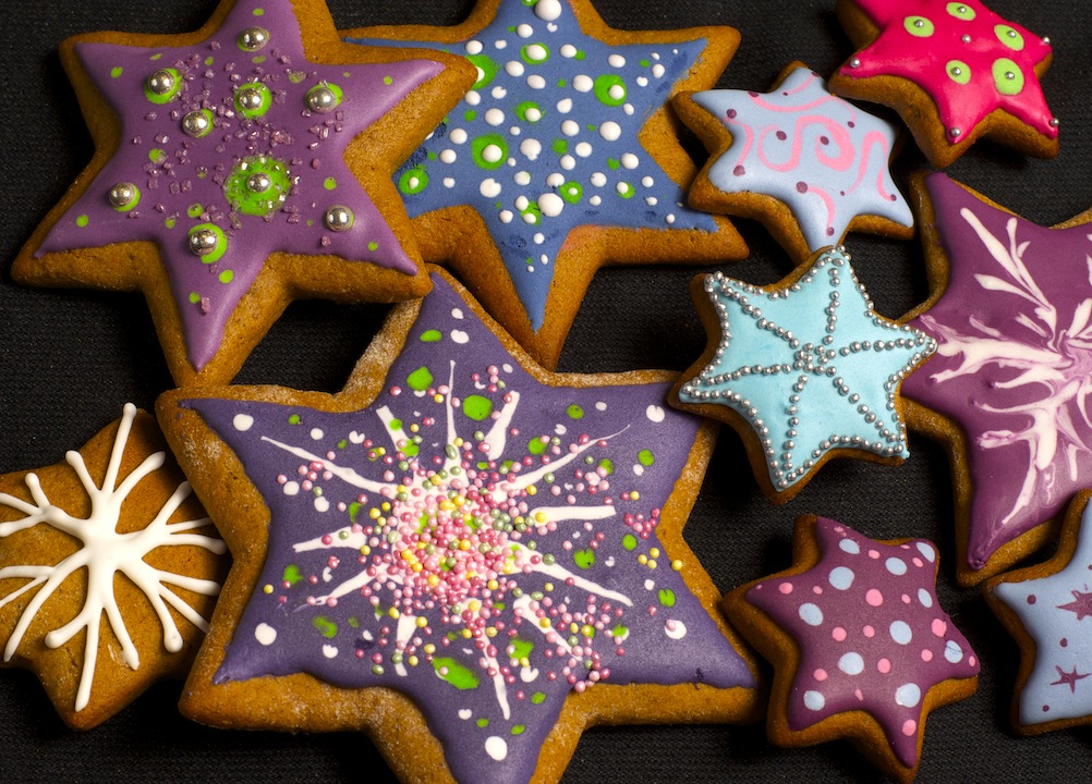 Bunte Sterne - weihnachtlich dekorierte Plätzchen