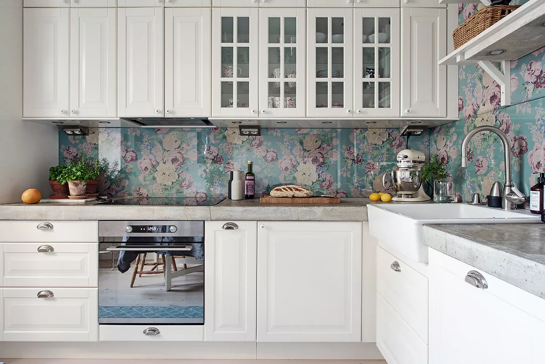 Modern kitchen wall decor - colorful or patterned tiles