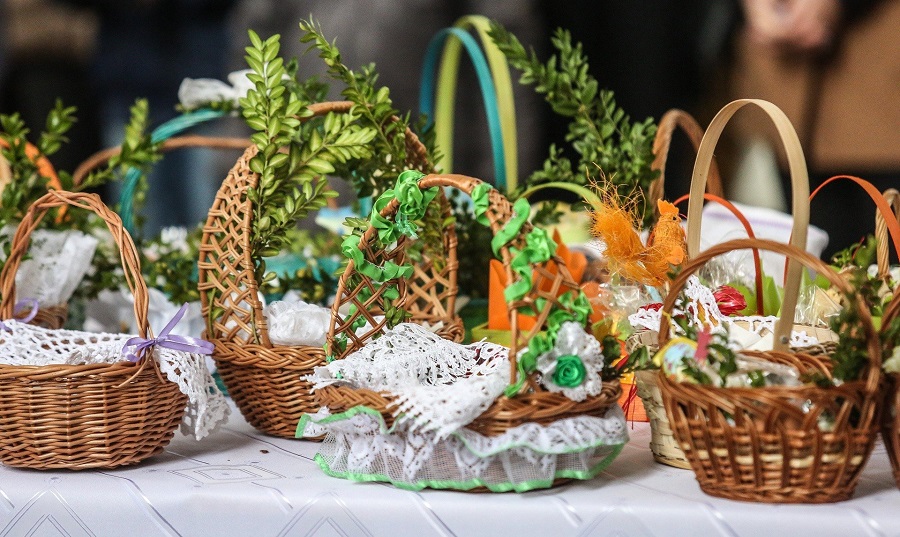How to decorate an Easter basket?