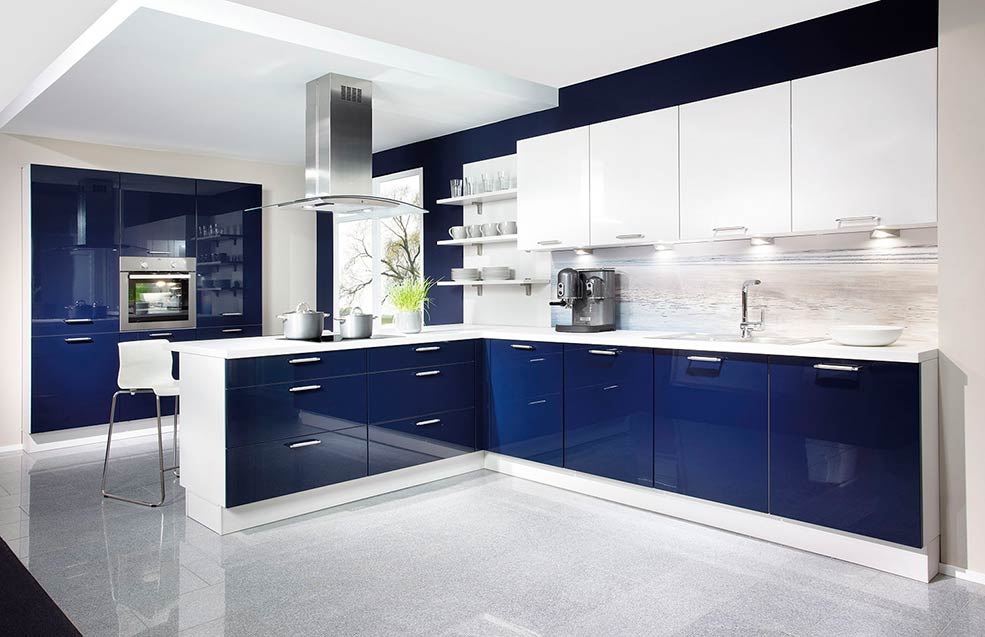 Cucina blu navy e bianca