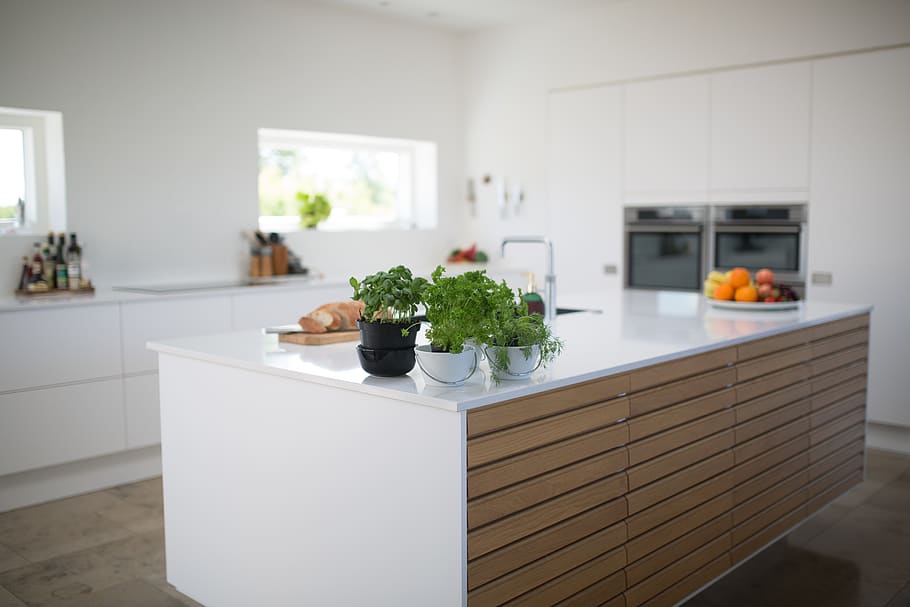 Ganz weiße Küche mit Holz - ein klassisches Design