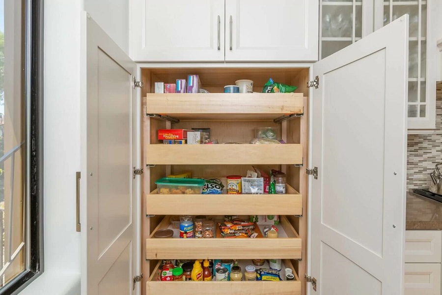 Хранение в кухонной кладовой в виде шкафа