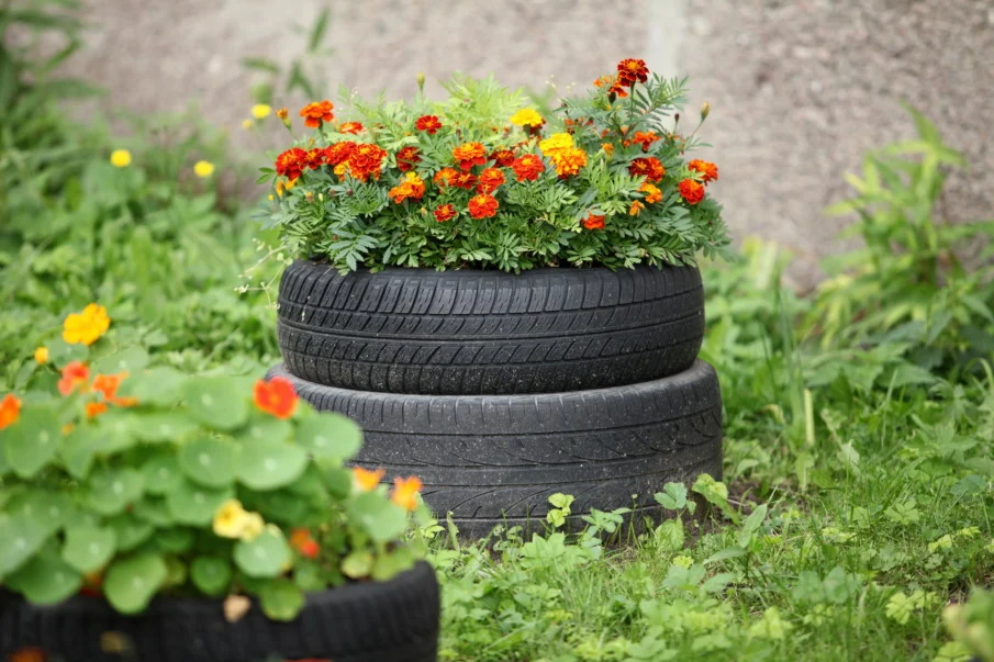 Parterre de fleurs en pneus - faites pousser vos plantes dans des pneus