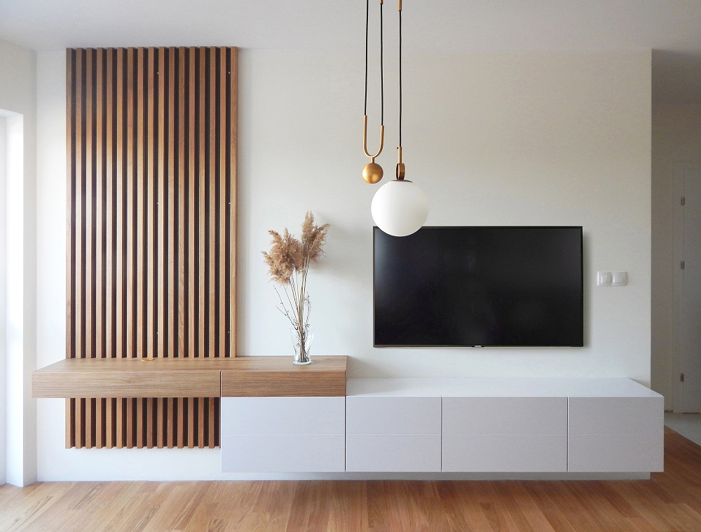 Holzlattenwand im Wohnzimmer - eine universelle Dekoration