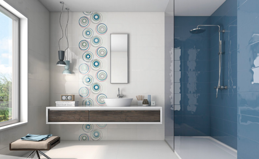 Une salle de bain blanche aux accents colorés - comment animer l'intérieur?