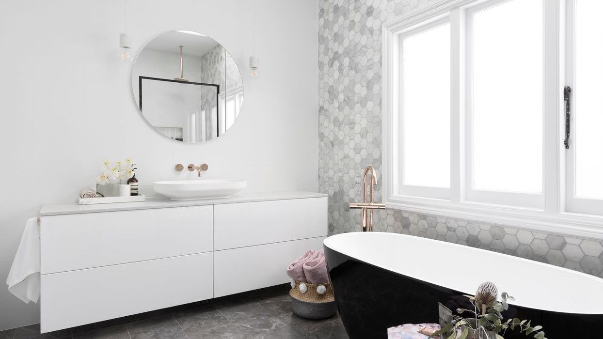 Salle de bains minimaliste et glamour