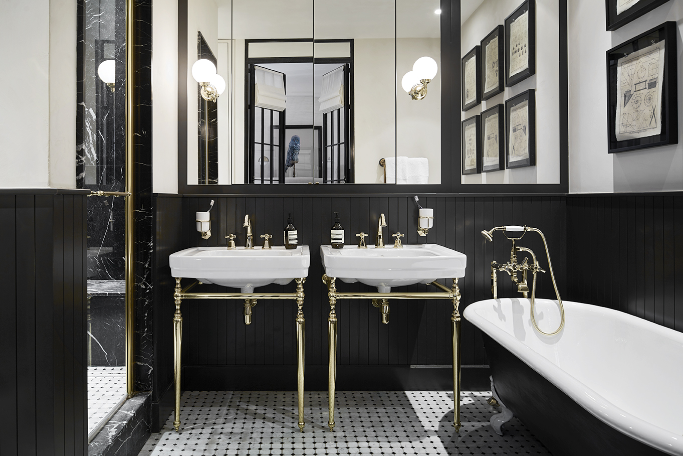 Décoration de salle de bains glamour en or foncé