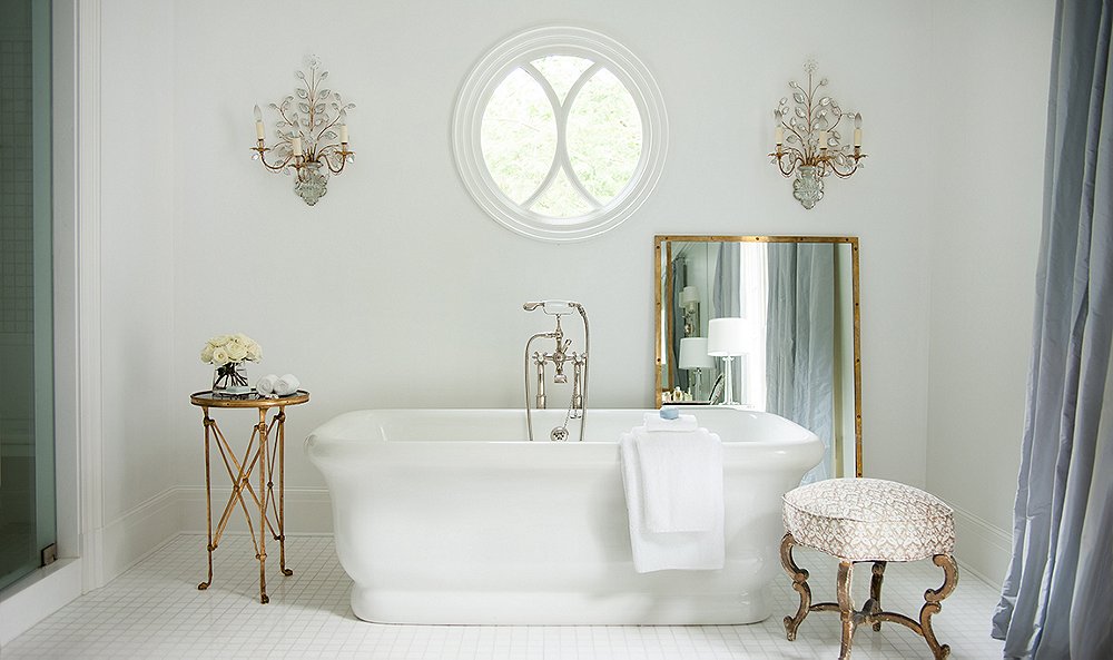 Bright glamour bathroom decor - choose white color and good lighting!