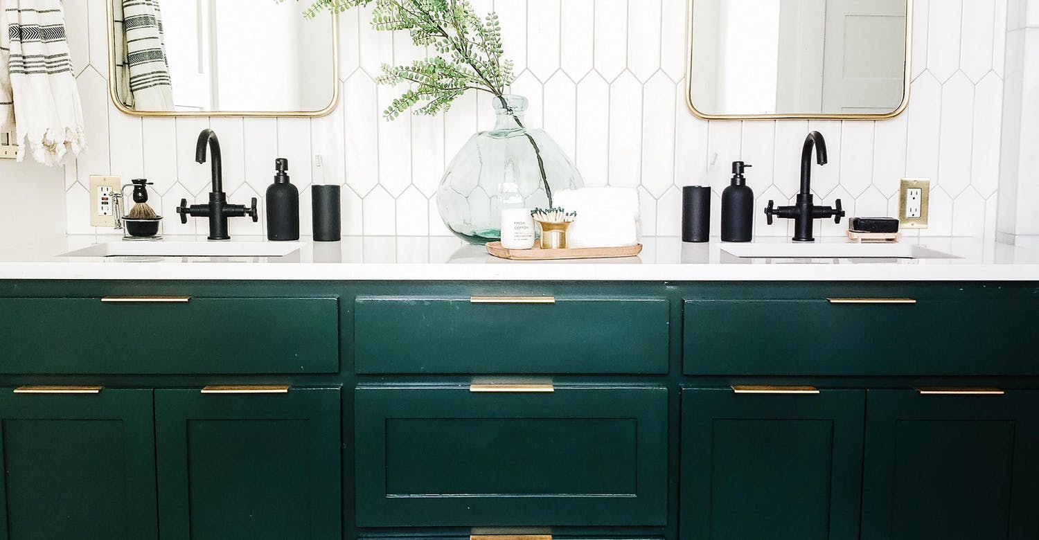 Bottle green in the bathroom - elegance and style