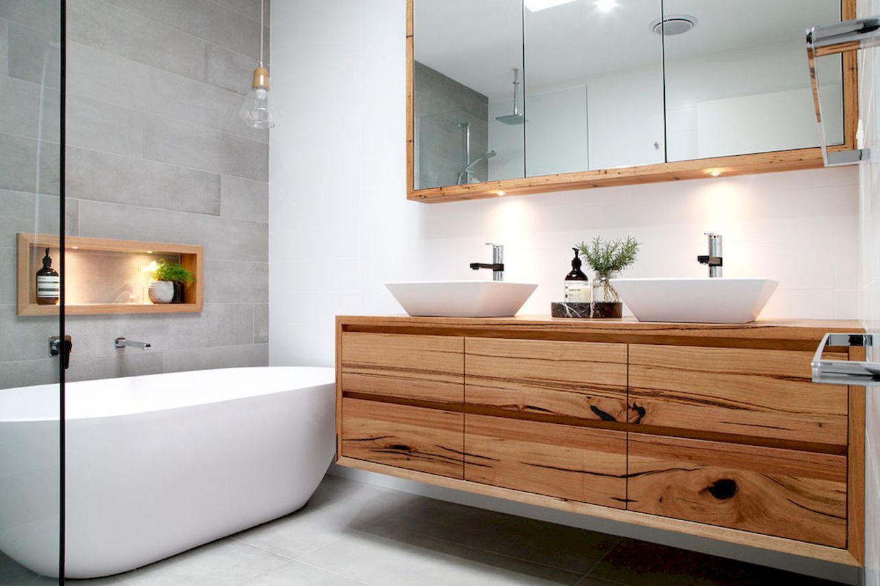 Badezimmer mit Holzmöbeln und Zubehör