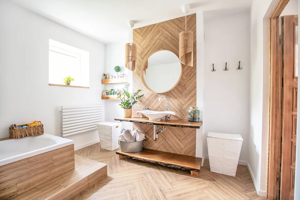Une salle de bains scandinave classique - blanc et bois