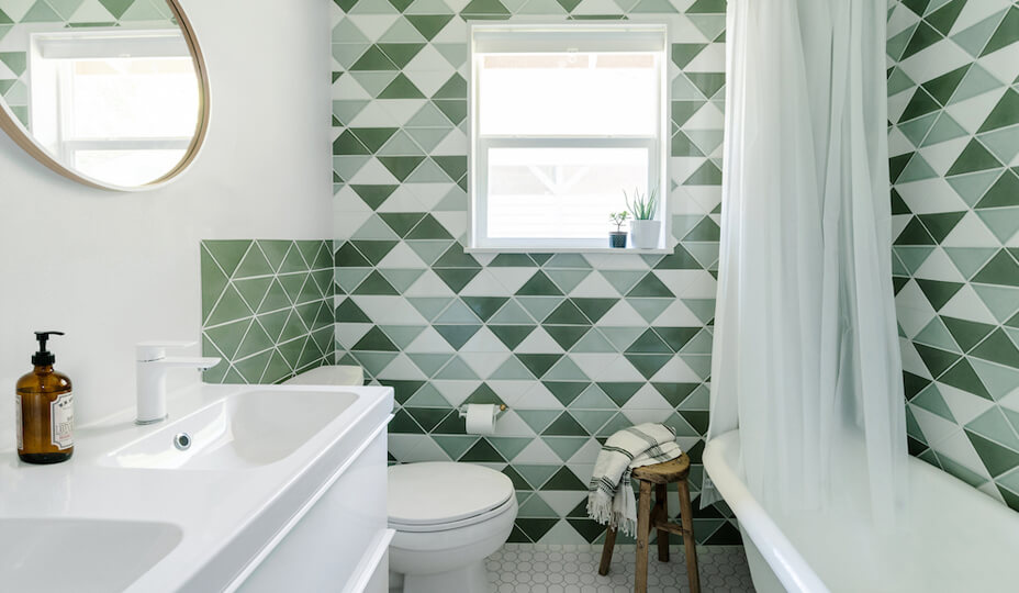 Salle de bains blanche et verte de style scandinave