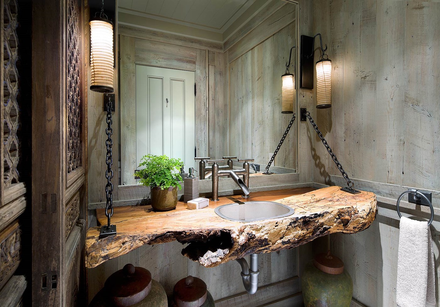 Le bois dans la salle de bains - un intérieur rustique unique