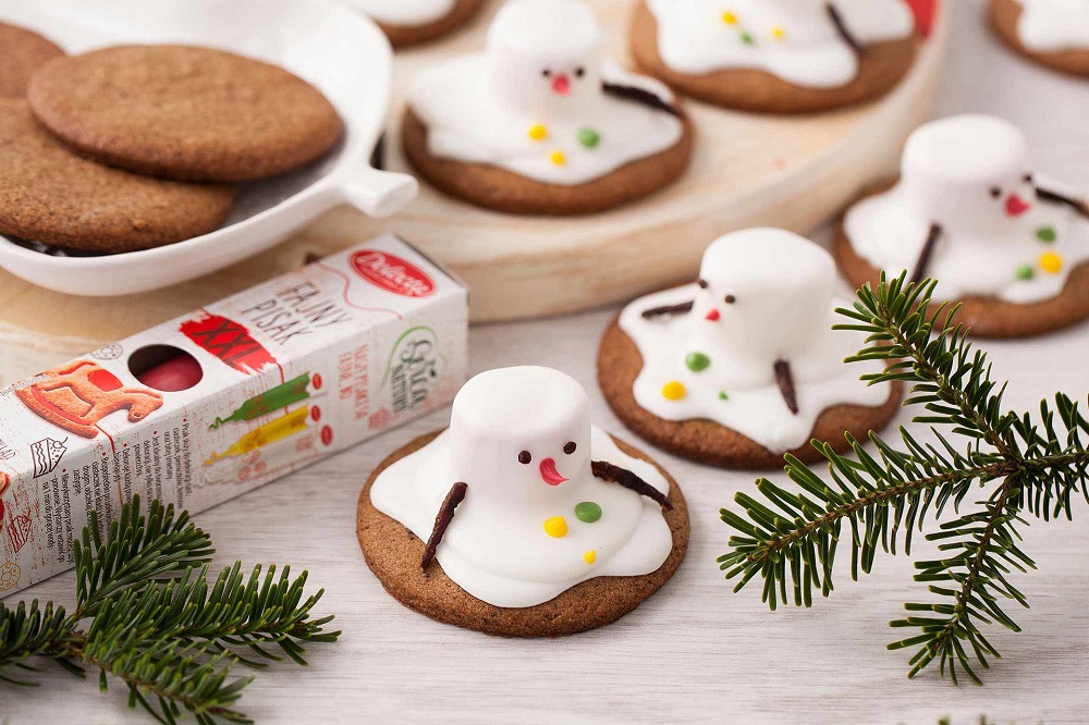 Idee per decorare i biscotti di Natale - pupazzi di neve di marshmallow