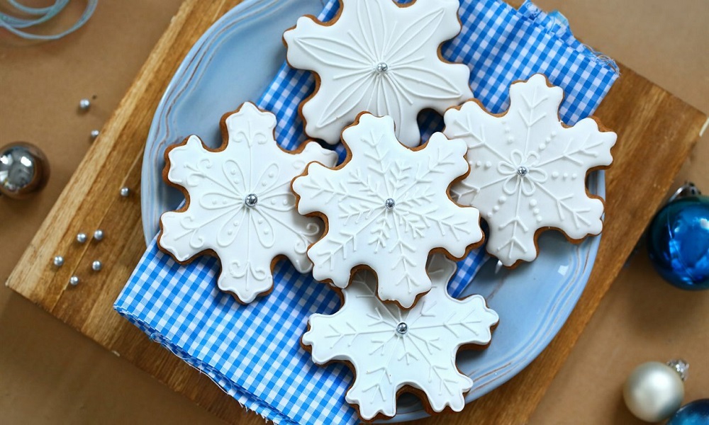 Snowflakes - quick and frugal gingerbread decorating ideas