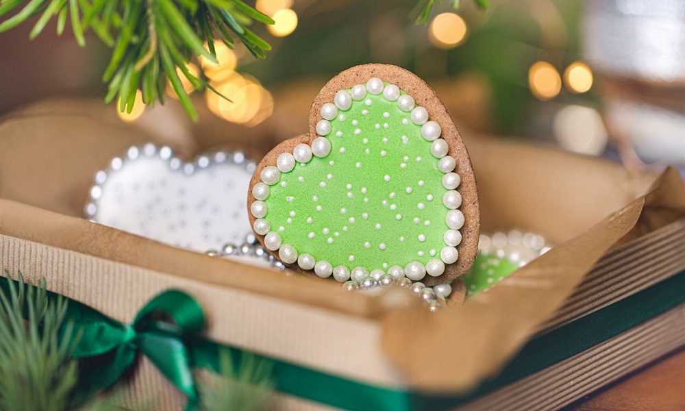 Cuori di Natale - decorazione del pan di zenzero facile e veloce