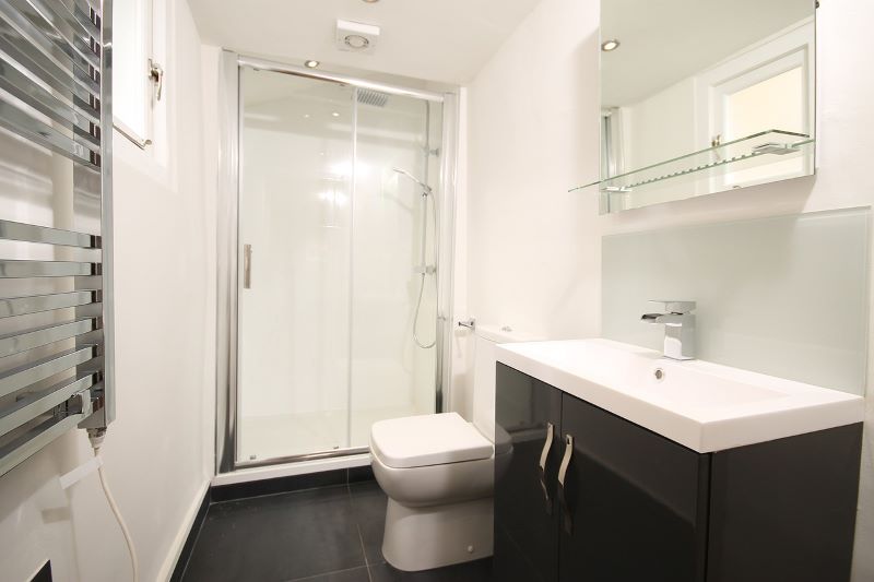 A tiny bathroom with shower – always trendy