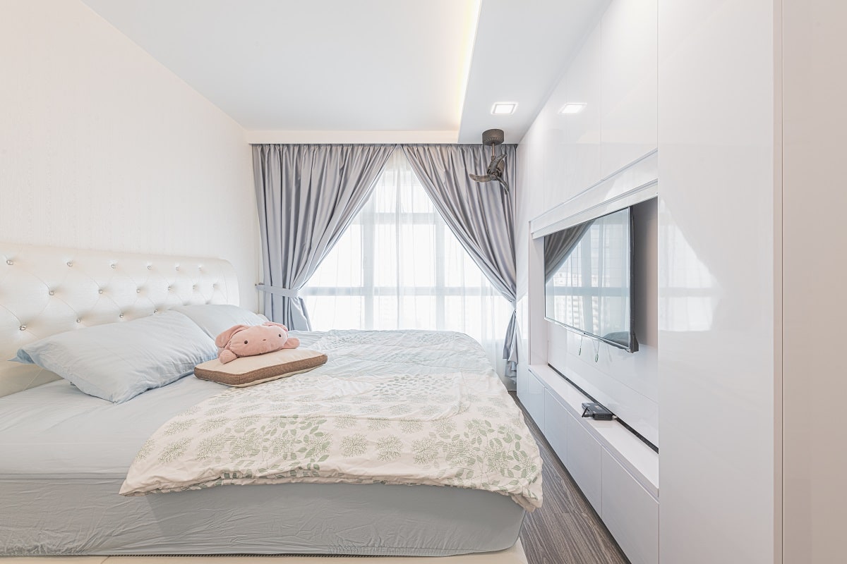 Ein minimalistisches Schlafzimmer in der Wohnung? Das ist eine gute Idee!
