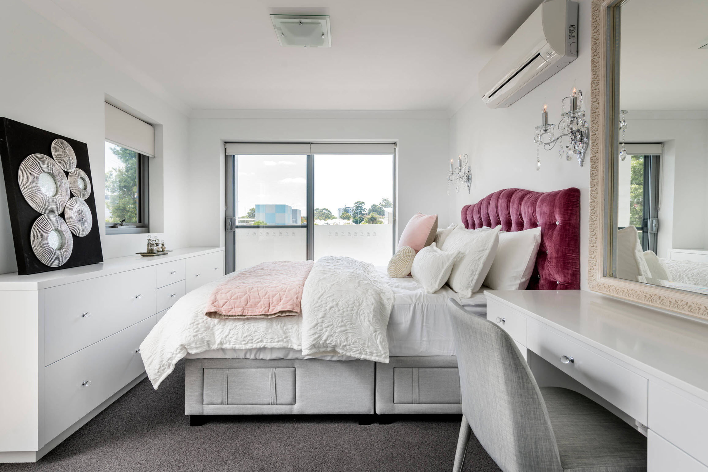 Ein kleines Apartment-Schlafzimmer mit einem Fenster