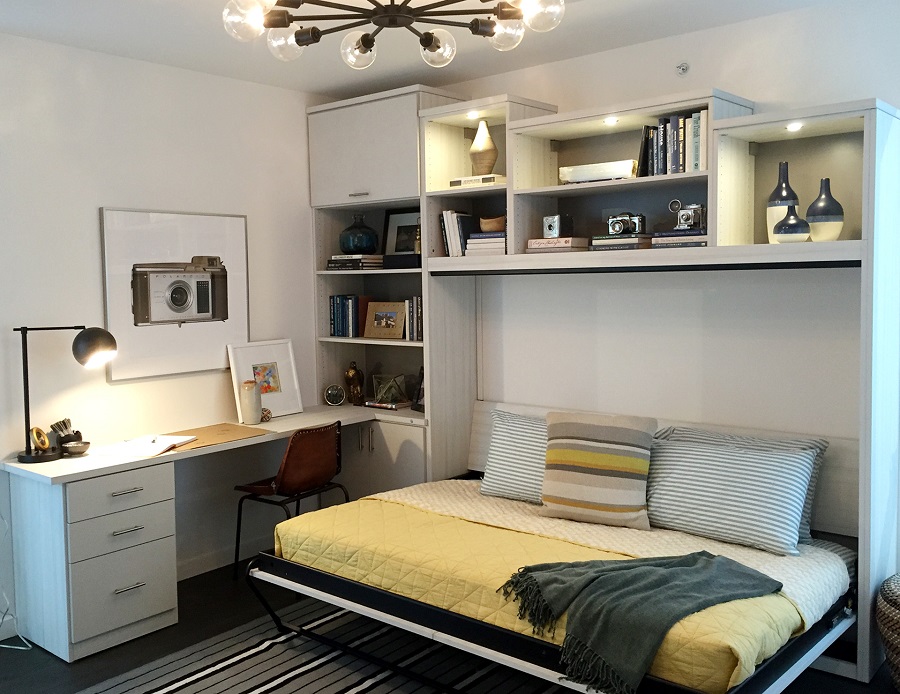 Un piccolo ufficio e una stanza per gli ospiti in una sola stanza