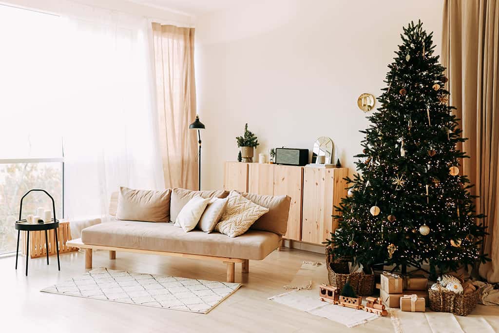 Ein bescheidener skandinavischer Weihnachtsbaum