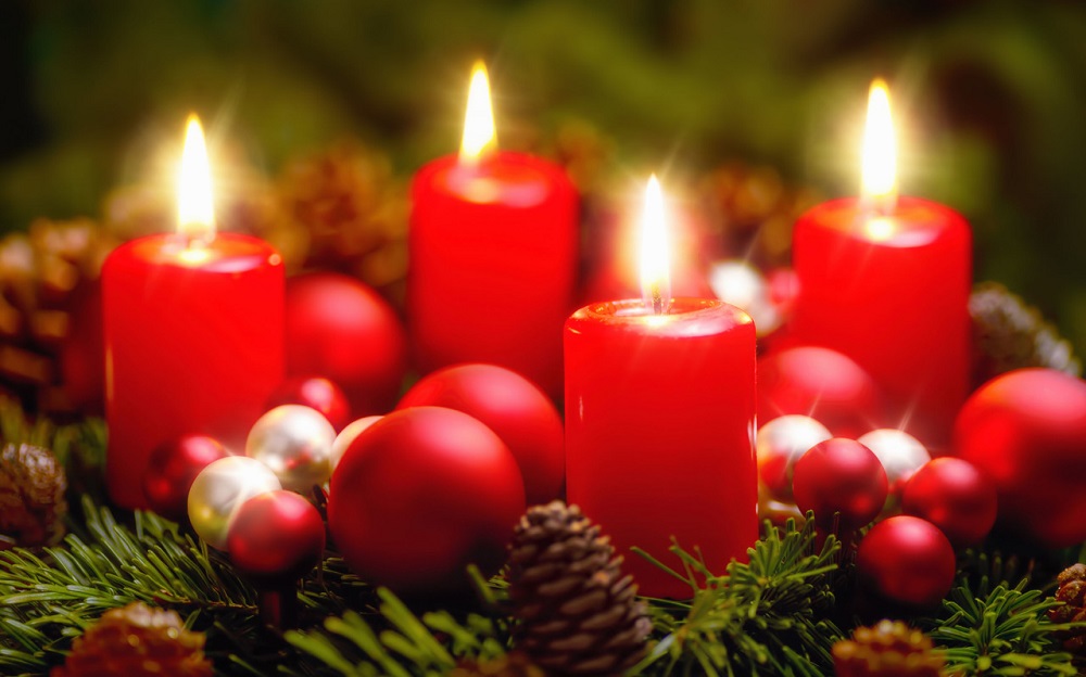 Минималистичный рождественский венок с надписью свечи и безделушки