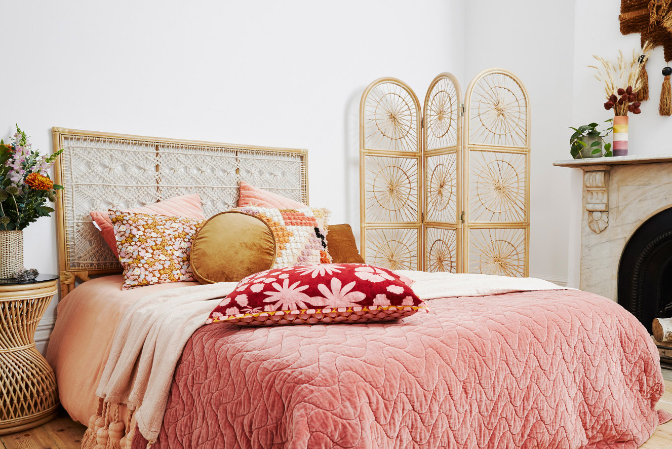 Nasycony róż - sypialnia w stylu Bohemian