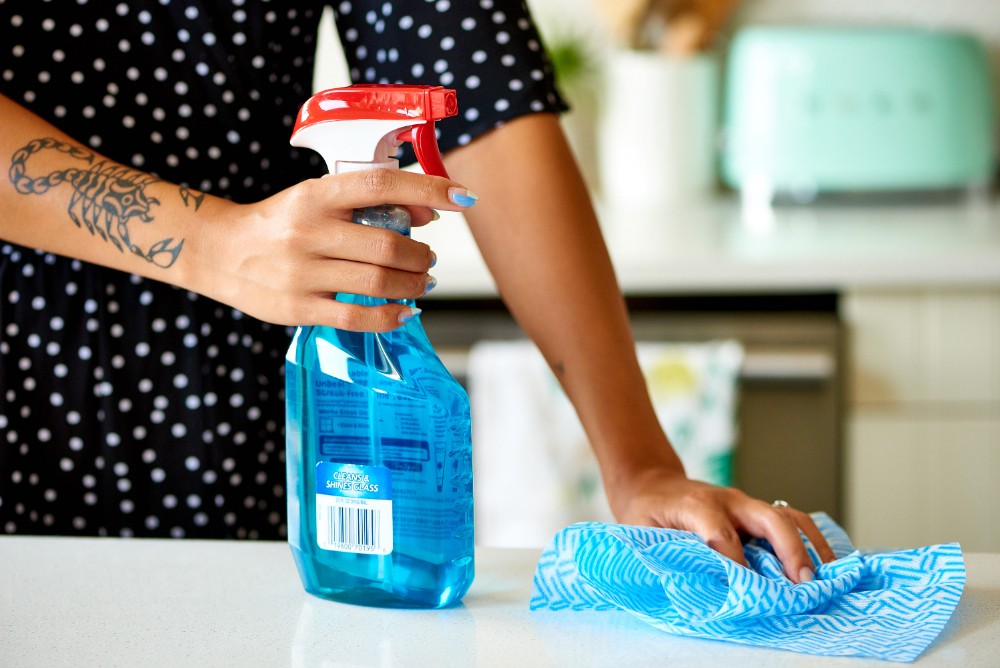 Un detergente comprato in negozio - un metodo classico di pulizia delle finestre