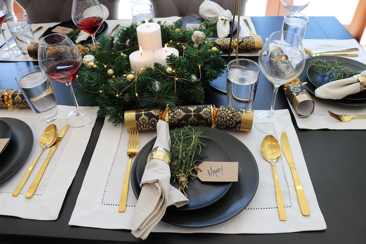 Puesta de mesa navideña con color negro