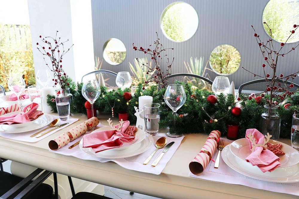 Рождественская сервировка стола - розовый