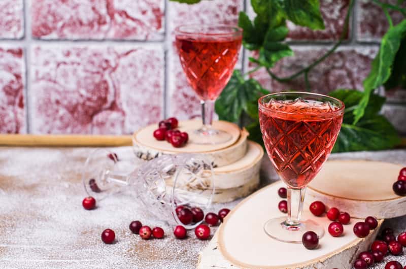 Cranberry liqueur with honey - an easy and delicious recipe