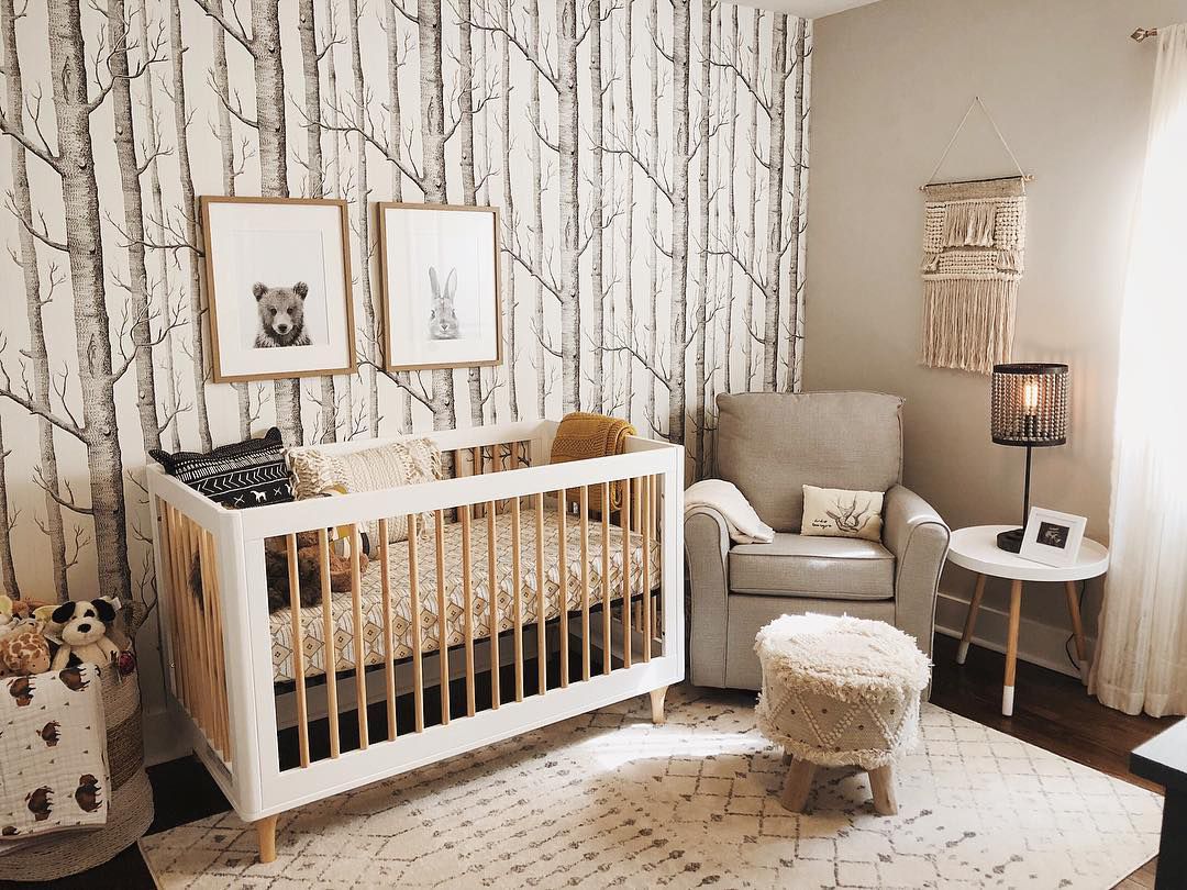 Babyzimmer - Holz an der Wand
