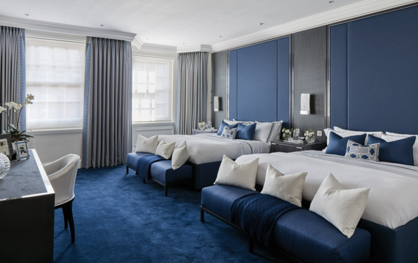 Total look - cobalt blue in the bedroom