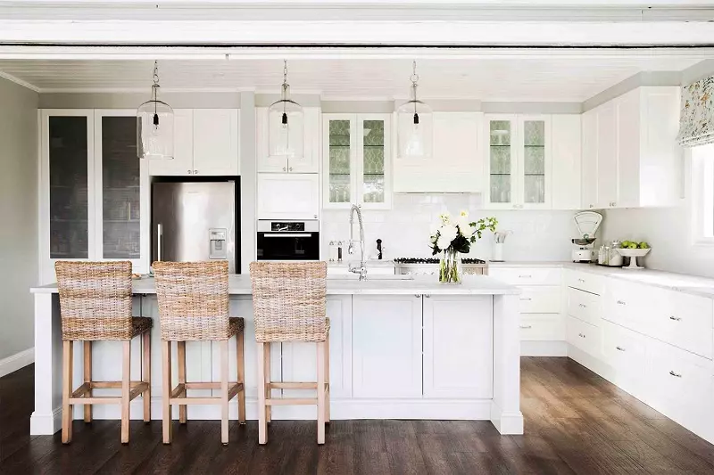 Idées de cuisine Hamptons pour les petits intérieurs