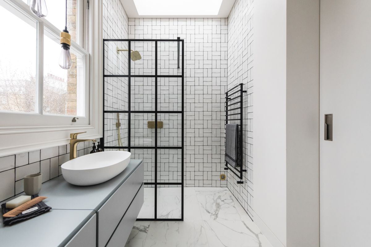 Un bagno dal design moderno con doccia