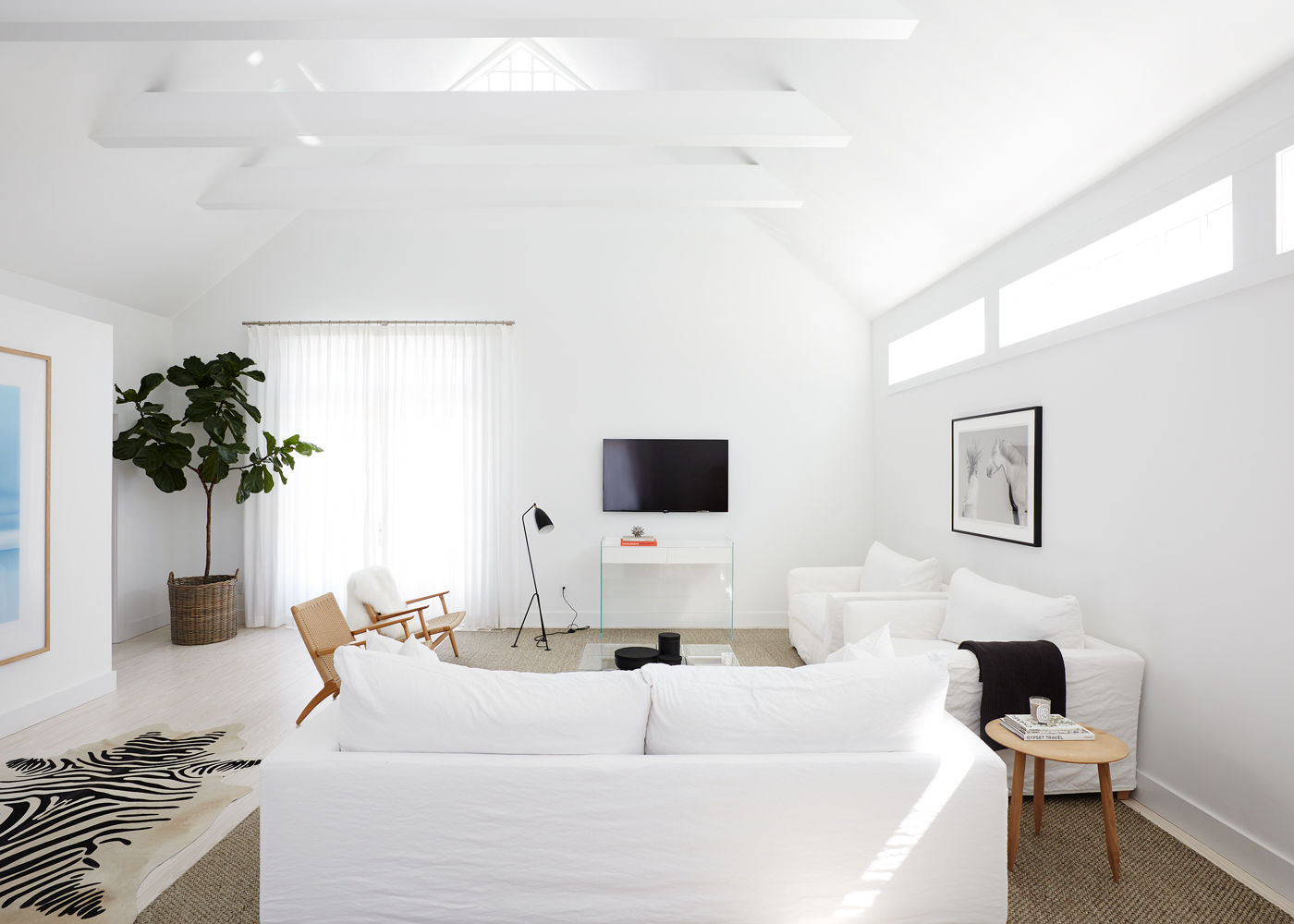 Modernes weißes Wohnzimmer - ein minimalistisches Interieur